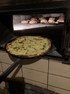 Mehr über den Artikel erfahren Landfrauenvorstand zum Backen im Backhäusle eingeladen