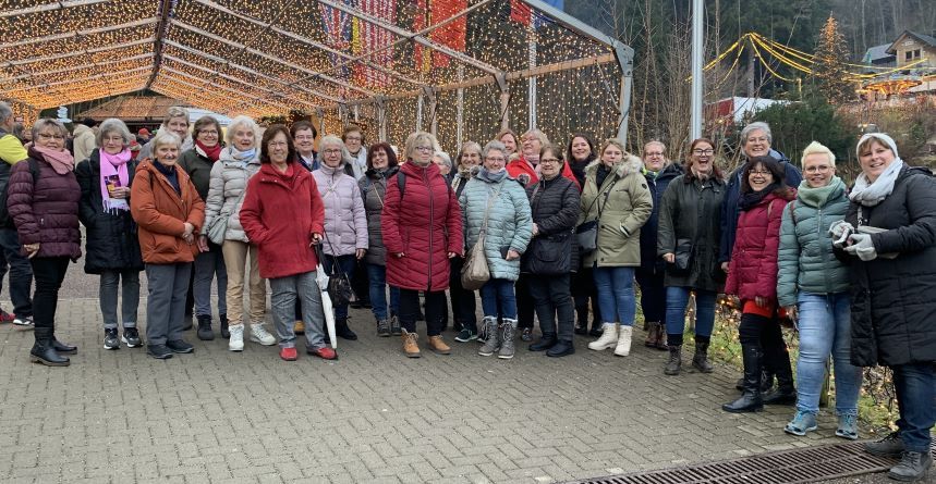 Mehr über den Artikel erfahren Urbacher Landfrauen besuchen den Triberger Weihnachtszauber