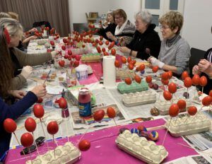 Mehr über den Artikel erfahren Eierfrau-u. Brunneneier neu bemalt – Ostern kann kommen