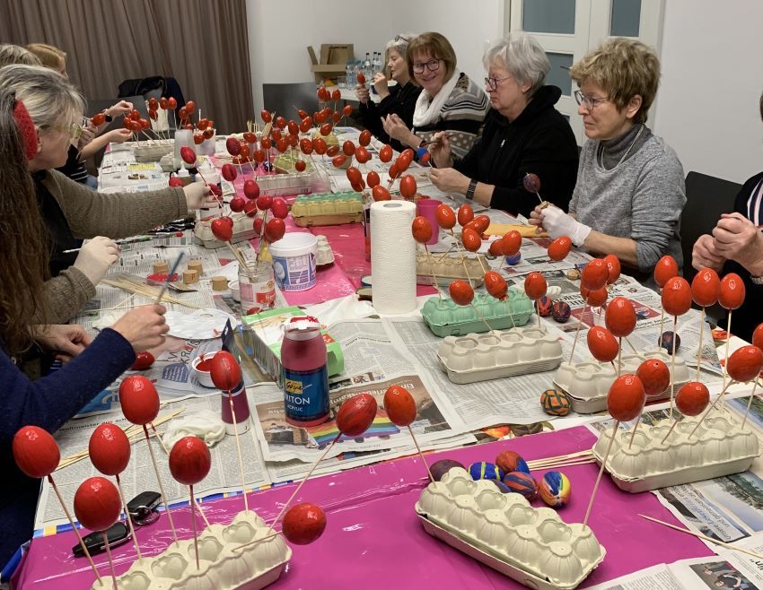 Du betrachtest gerade Eierfrau-u. Brunneneier neu bemalt – Ostern kann kommen