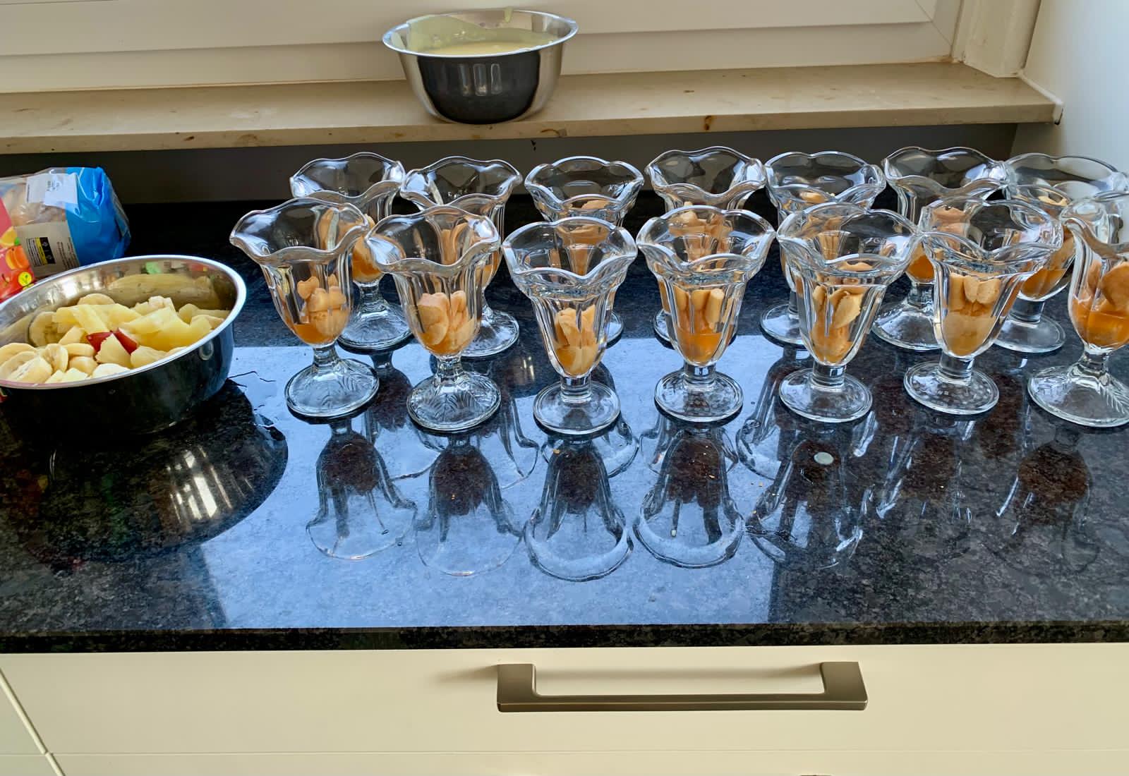 Du betrachtest gerade Osterkochkurs mit fleissigen Köchinnen und Köchen.