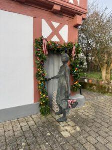 Mehr über den Artikel erfahren Osterbrunnen und Eierfrau