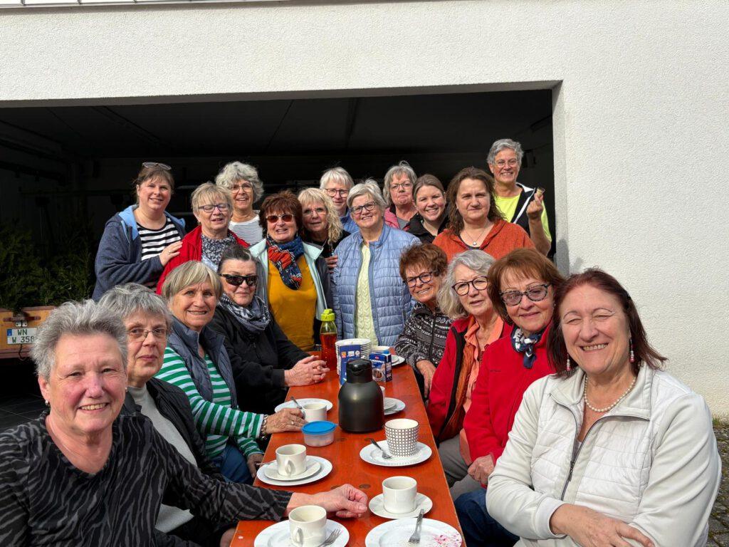 Die Landfrauen schmücken den Oster-Brunnen